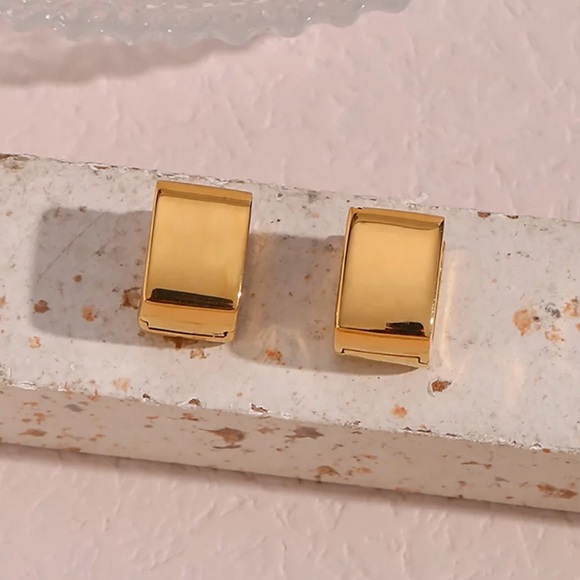 New Minimalist Square 18k Gold Huggies Earring - Picture 4 of 7